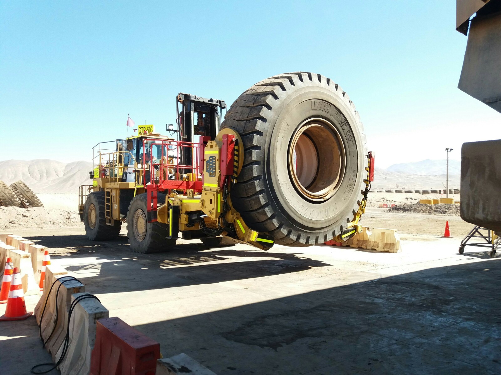 Sale of Vertical Tire Manipulator to Minera Escondida