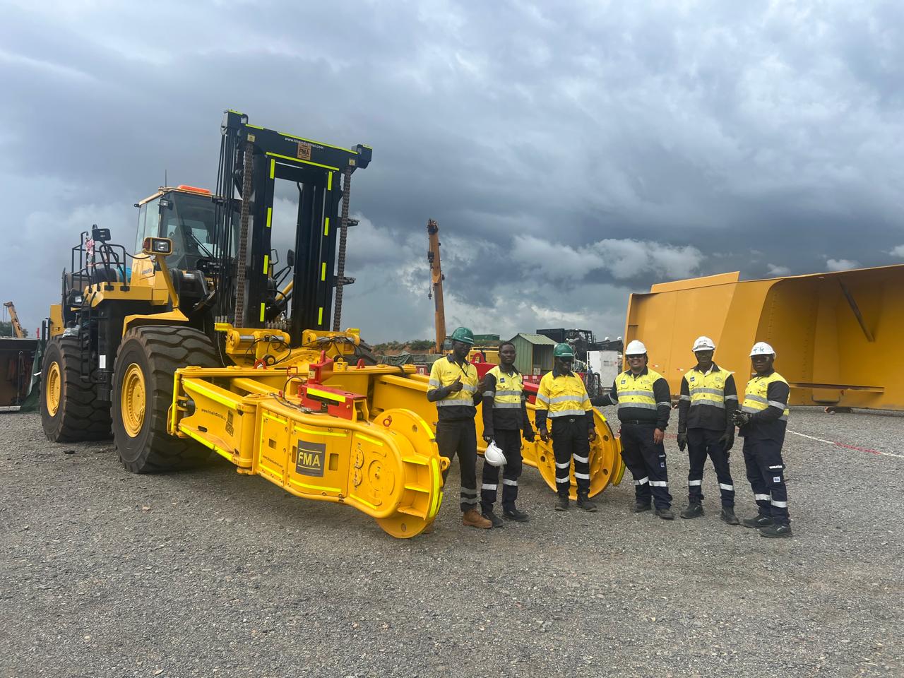 FMA Industrial Delivers TH35 Tire Handler and 30T-S2 Mast to the Simandou Mine Project in Guinea